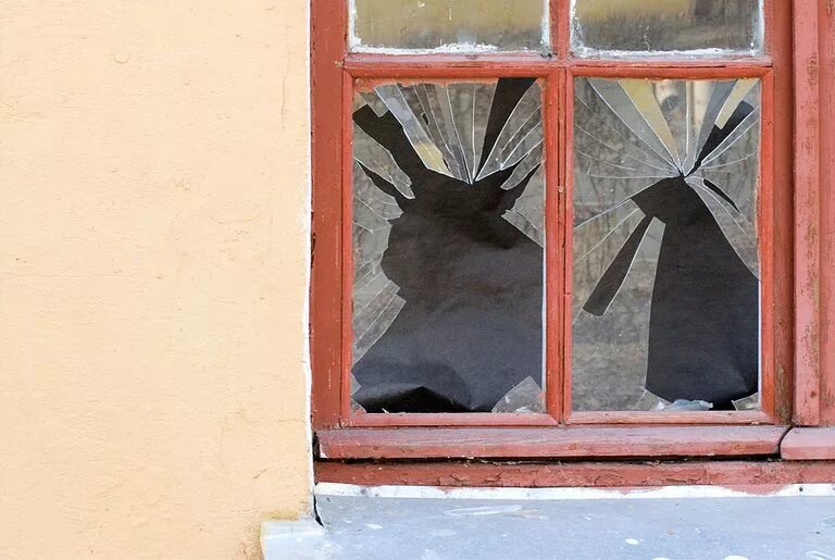 Разбить окно какое правонарушение. Разбитое окно. разбитое окно во двор. выбитое окно. разбитые окна.