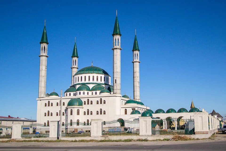 Мечеть черкесск. Мечеть красный курган. Черкесск. Мечети города черкесска. Посёлок домбай карачаево-черкесская республика.