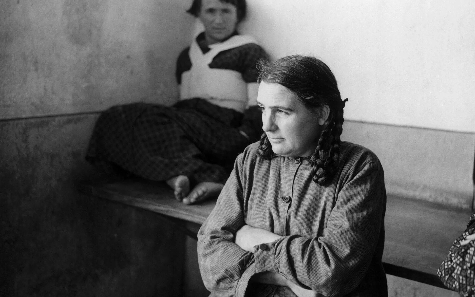 Галлюцинации расстройство. Пациенты психиатрической больницы. Парубий справка об умственной отсталости. Фото женщин больных шизофренией. Шизофреники вяжут.