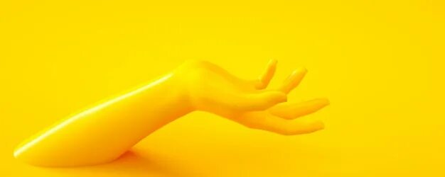 Рука в желтой краске. Желтые руки у девушки. Тюльпаны с мимозой букет. Желтые руки у девушки. Девушка в желтой футболке.