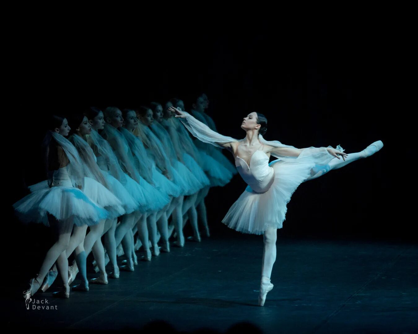 Балерина лебединое озеро. Балет и писатель. 3 балета п. Пять балетов. Балет щелкунчик мариинский театр.