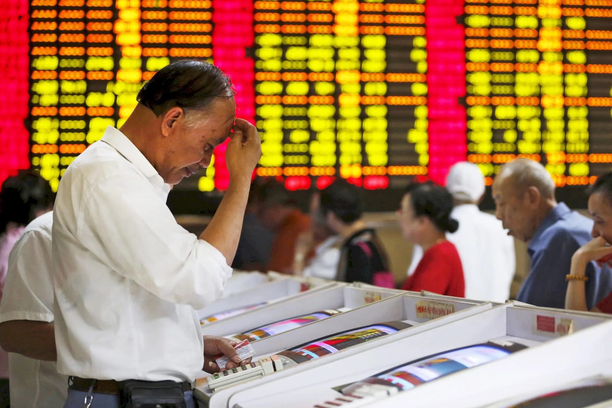 китайские инвесторы. китайские аналитики фото и картинки. развитие китая. экономисты китая. мировой финансовый кризис 2020.