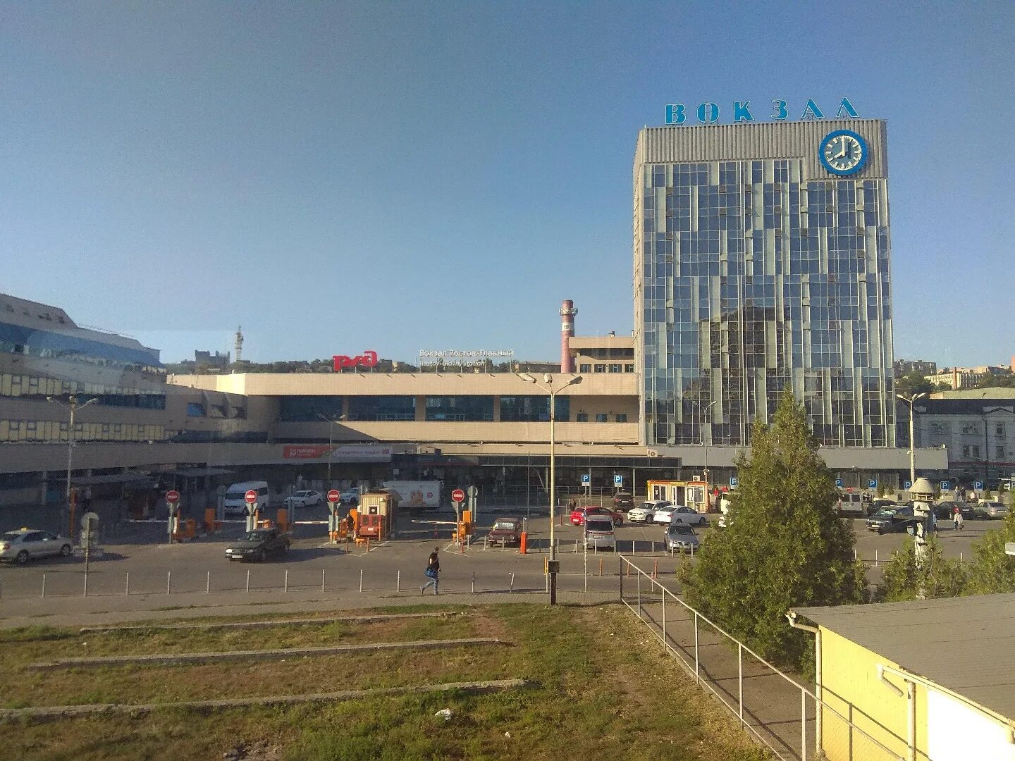 Жд вокзал в ростове на дону ночью. Ростов-на-дону ржд главный вокзал. Проспект сиверса ростов автовокзал. Расписание автобусов ростов донецк. Расписание автобусов донецк ростов на дону.