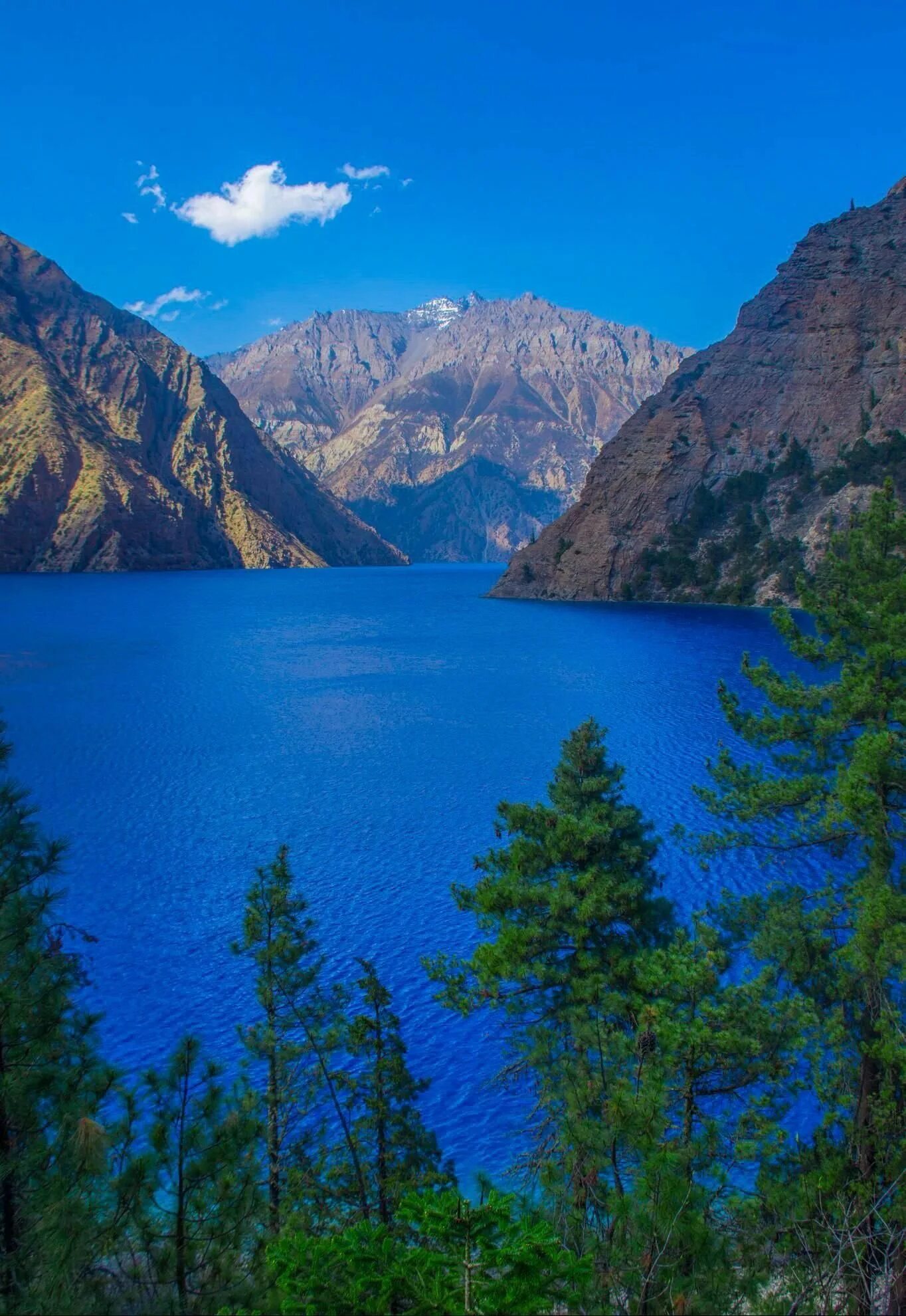 Озеро Сары Челек. Озеро Сары-Челек Киргизия. Горный озера Сары Челек. Река Сары-Челек. Байкал наикрасивейшее озеро