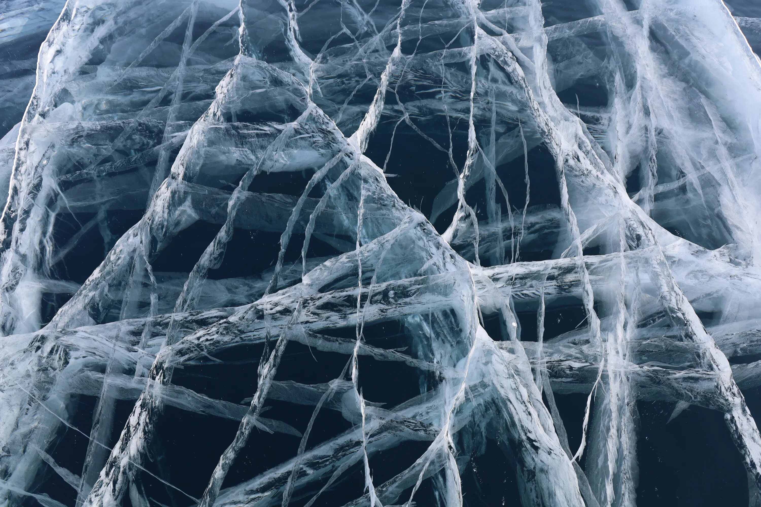 Трещина на байкале. Байкал трещины на льду. Байкальский лед. Текстура льда. Лед трескается.