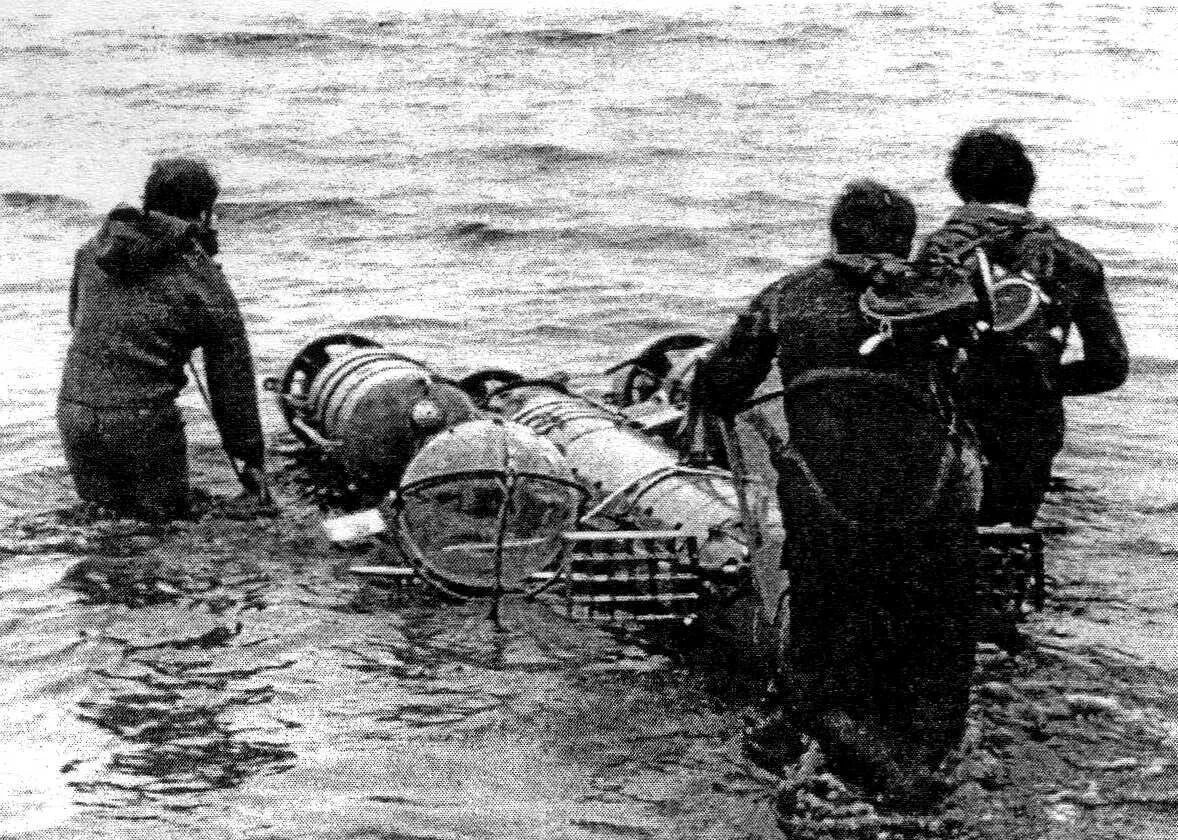 Водолазы фонтейна вылавливают реликвии и надеются быстрее. Эпрон водолазы. военный водолаз. водолазы вов. водолазы на войне.