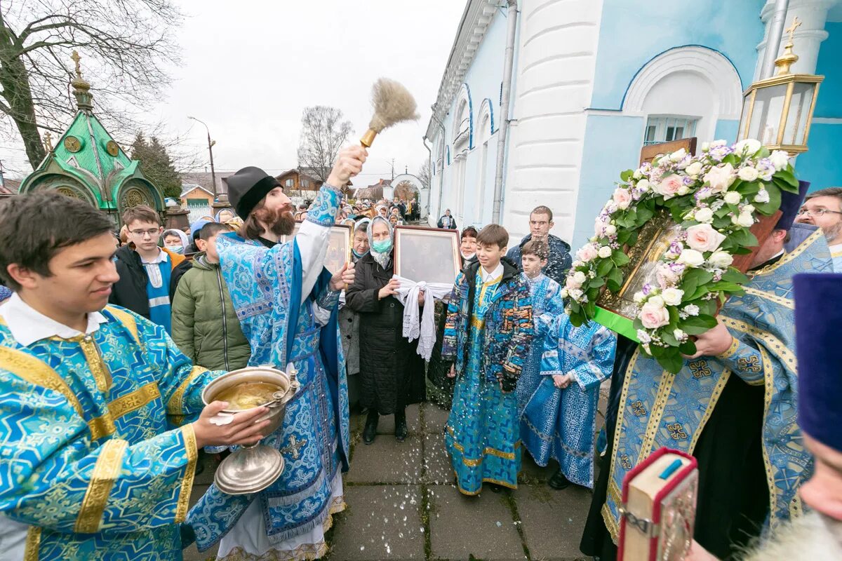 щелково храм пахомов. балашихинская епархия. трапеза в храме после службы. благочинный троицкого собора щелково. щелково троицкий храм благочинный.