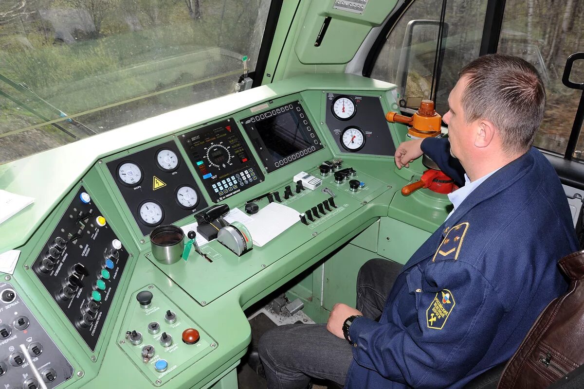 Машинист локомотива. Машинист тм. Форма машиниста тепловоза ржд. Машинисты-локомотивного-депо-туркменабаде. Новая форма машиниста ржд 2022.