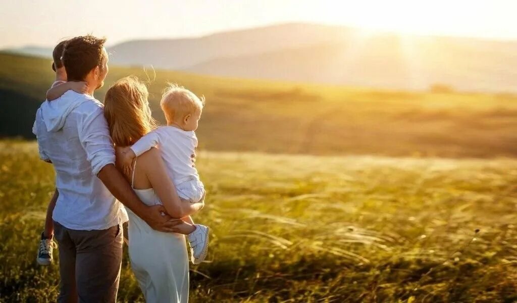 Второе имя ребенку по болезни в исламе. Семья с маленьким ребенком. Осознанная семья. Семья. Йога для всей семьи.