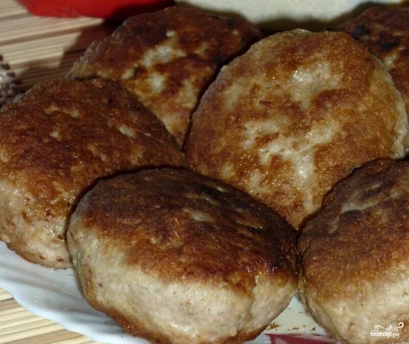 Что можно добавить в котлеты вместо хлеба. Котлеты с манкой. куриные котлеты с манкой. сочные котлеты с манкой. котлеты из фарша на сковороде с манкой.