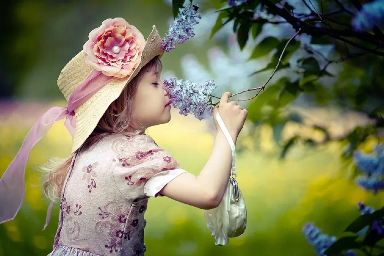 Стать счастливым и радоваться жизни. Весенняя радость. Весеннее чудо. Дети с цветами.