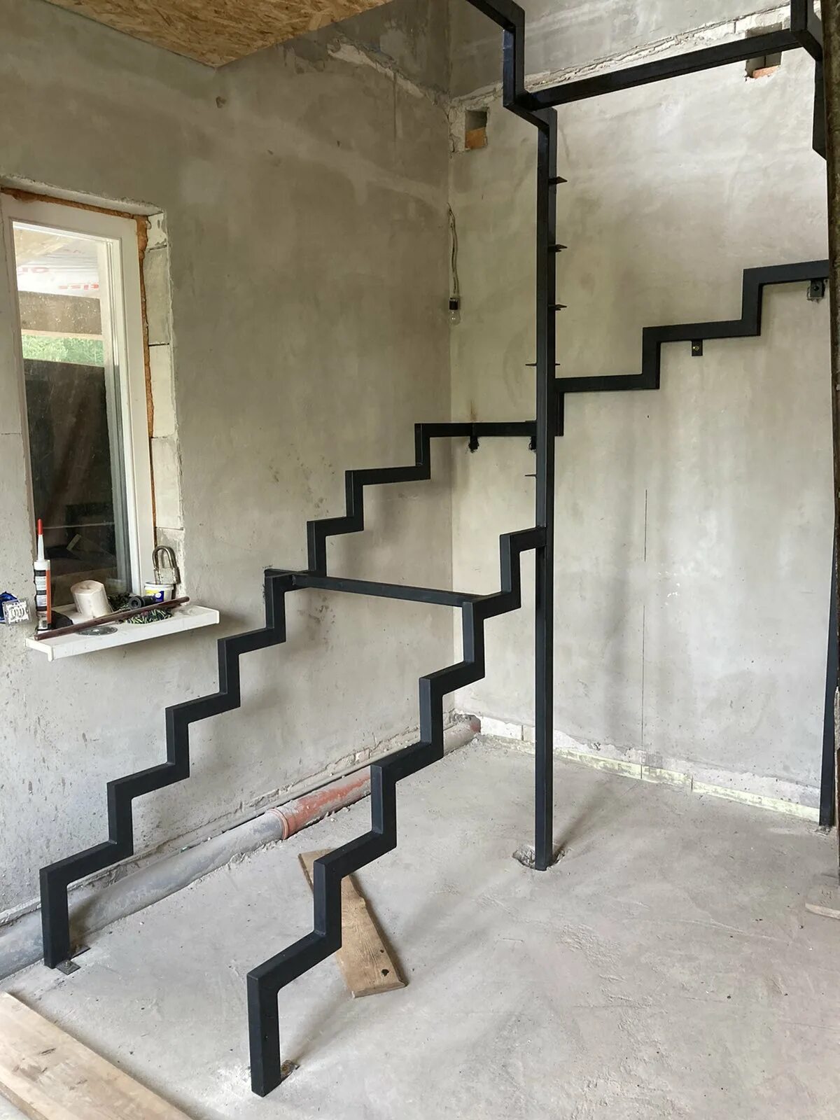 Как сделать лестницу из профильной трубы. Как сделать лестницу из профильной трубы. Лестница металл 40на40 труба. Лестница 2 косоура металл. Лестница 2 косоура металл.