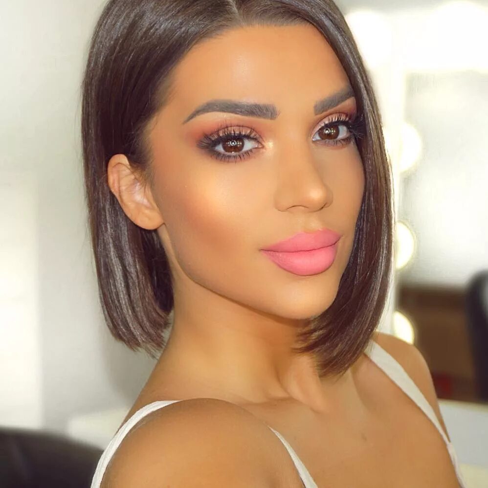 Макияж каре. Макияж для каре. Макияж для каре. Кайли дженнер с темной помадой. Макияж каре.