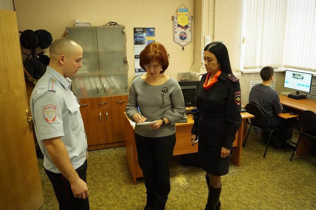 Дежурный полиции. Операция мотоциклист. Дпс домодедово. Гибдд дарит цветы. Начальник полиции домодедово.