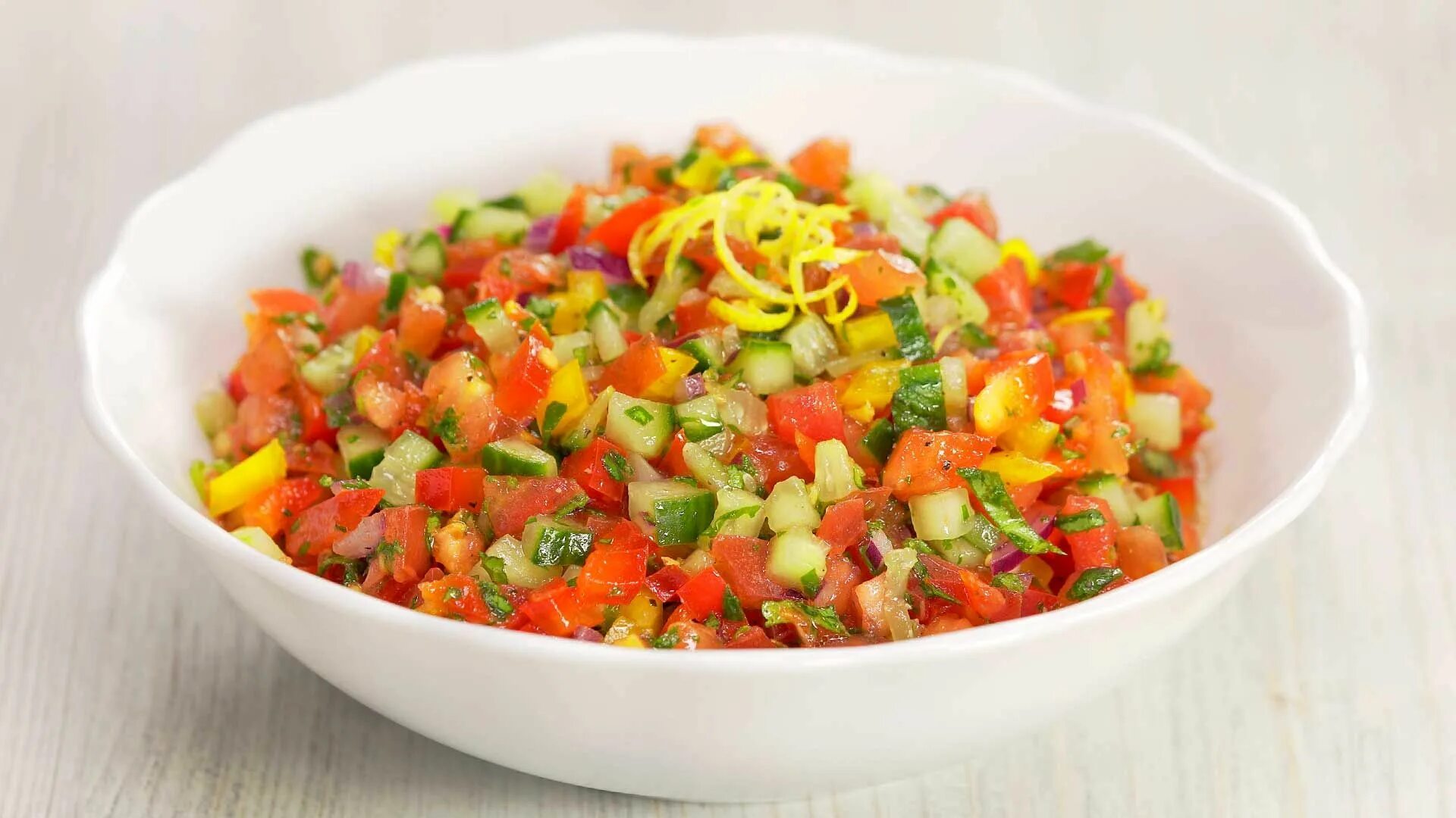 Кубики "овощи". Салат нарезка. Салат нарезка. Салат из мелко нарезанных овощей. Лук и помидоры нарезать.