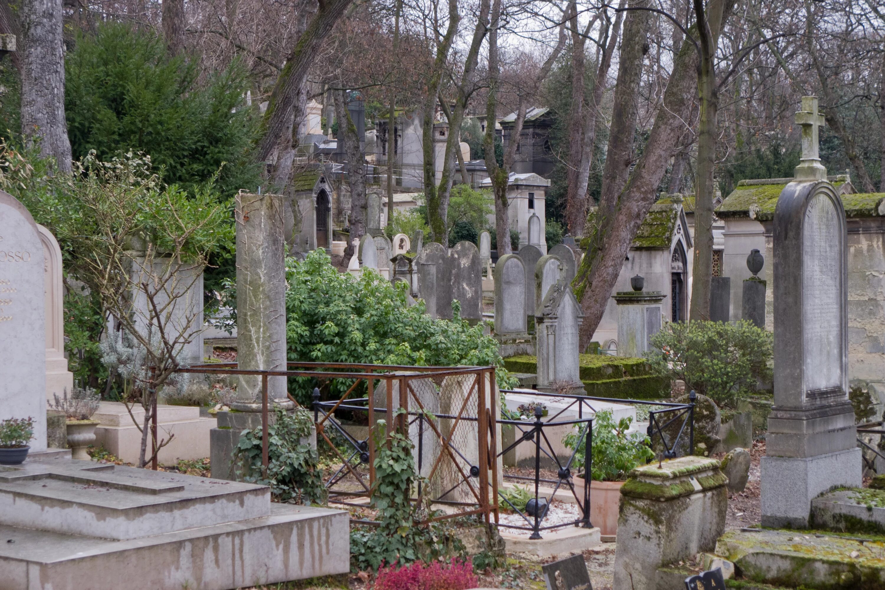 Кладбище Pere Lachaise. Знаменитое кладбище в Париже пер Лашез. Пер Лашез известные могилы. Пер-Лашез Похороненные на кладбище пер-Лашез.