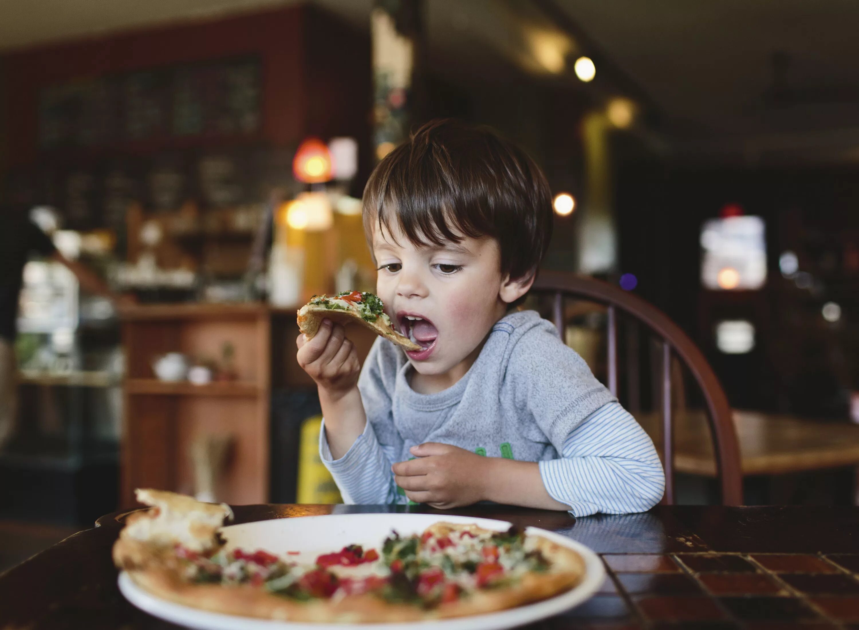 Покажи где едят. Дети едят пиццу. Дети в кафе. Пицца для детей. Ребенок ест в ресторане.