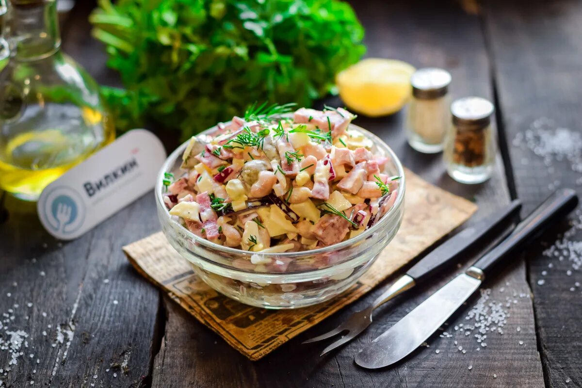Салат картошка копченая колбаса огурец. Салат с копченой колбасой и грибами. салат с грибами и копченой колб. салат картофельный с колбасой. салат с картошкой и копченой колбасой.