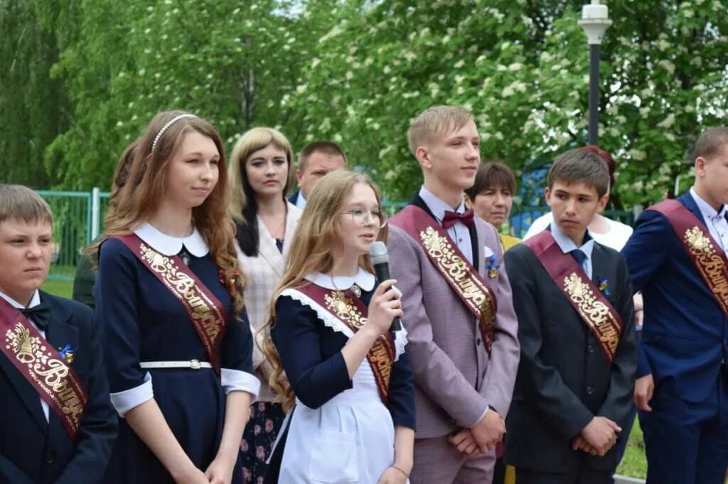 Выпуск в школу видео. Выпускники школы. Фотографии выпускников. Выпускной в школе 2021. Девятиклассники выпускной.