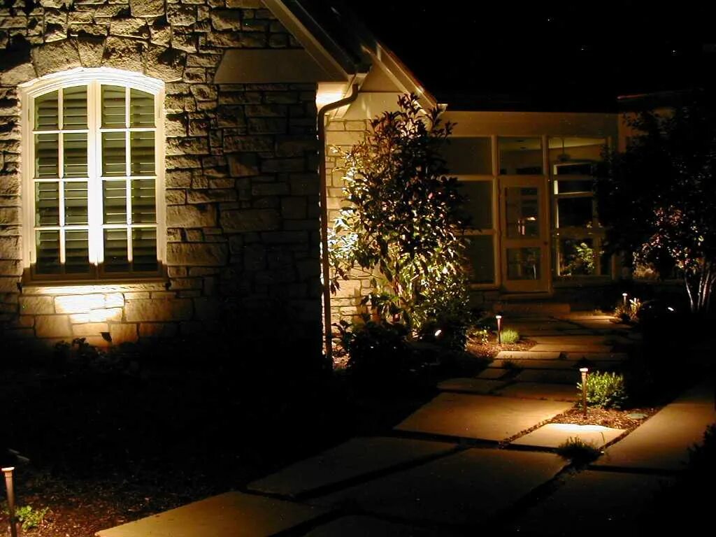 Красивый дом ночью. Подсветка дачного дома. Ночное освещение двора. Освещение участка прожекторами. Подсветка дачи прожекторами.