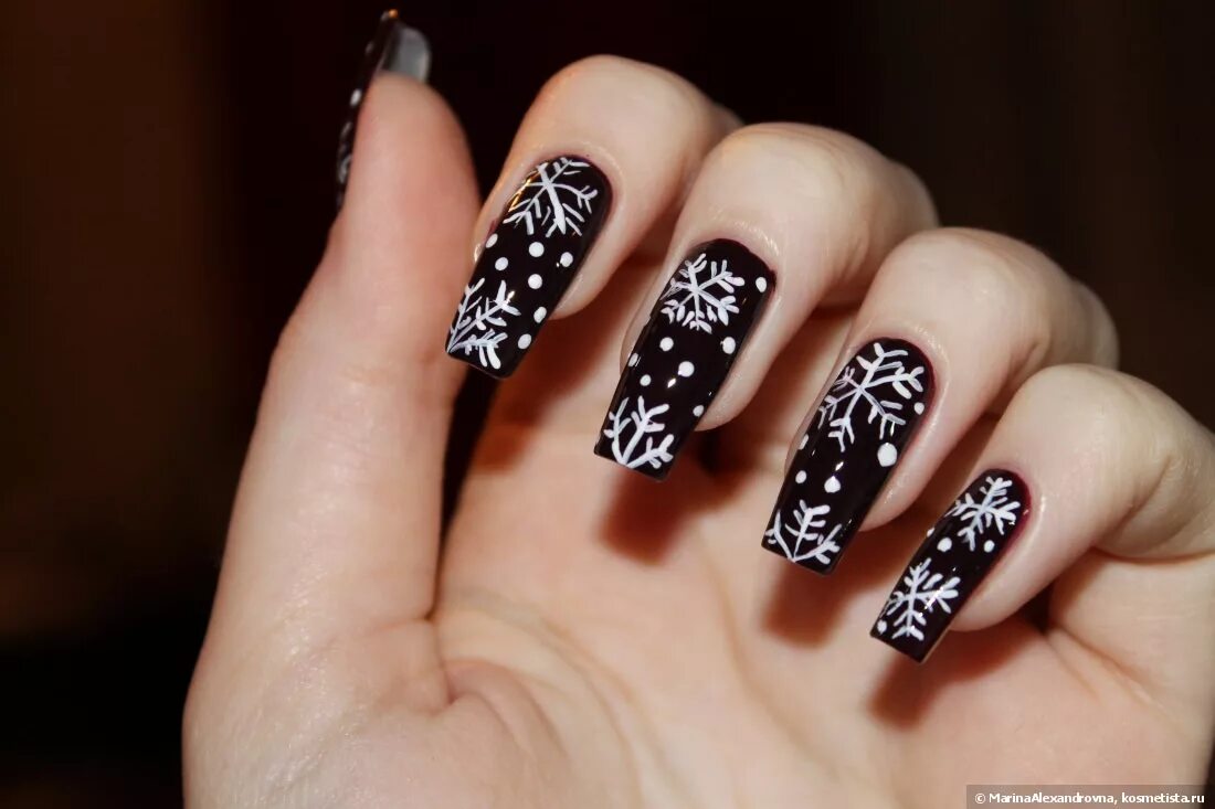 Новогодний маникюр с золотом. Черный маникюр с красивыми снежинка. Дизайн ногтей с черными снежинками. Черные ногти с новогодним рисунком. Черный маникюр со снежинками новогодний.