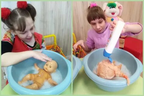 Дети дети моют куклу