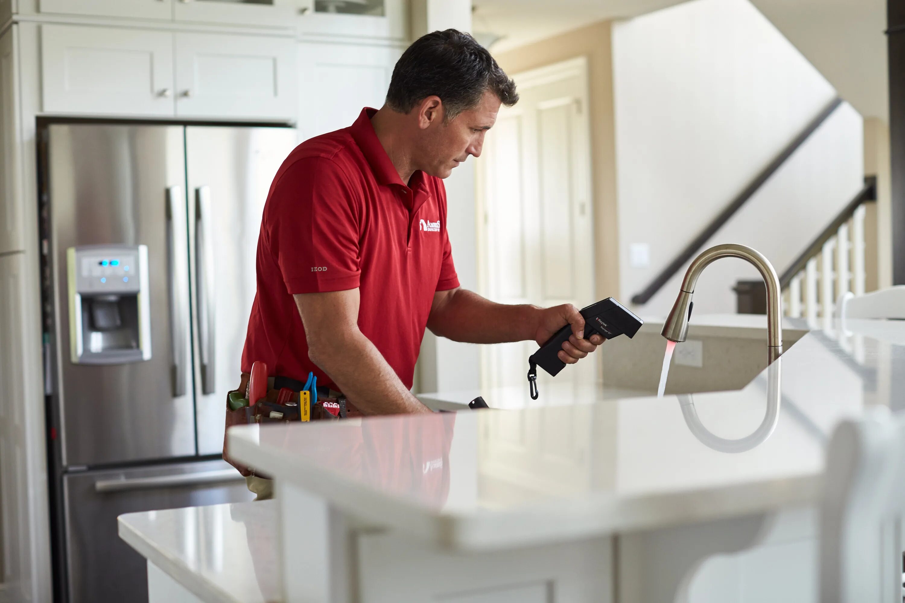 гостиницы разнорабочий. гостиницы разнорабочий. грузчик мебели. строитель в желтой каске. работа на производстве.