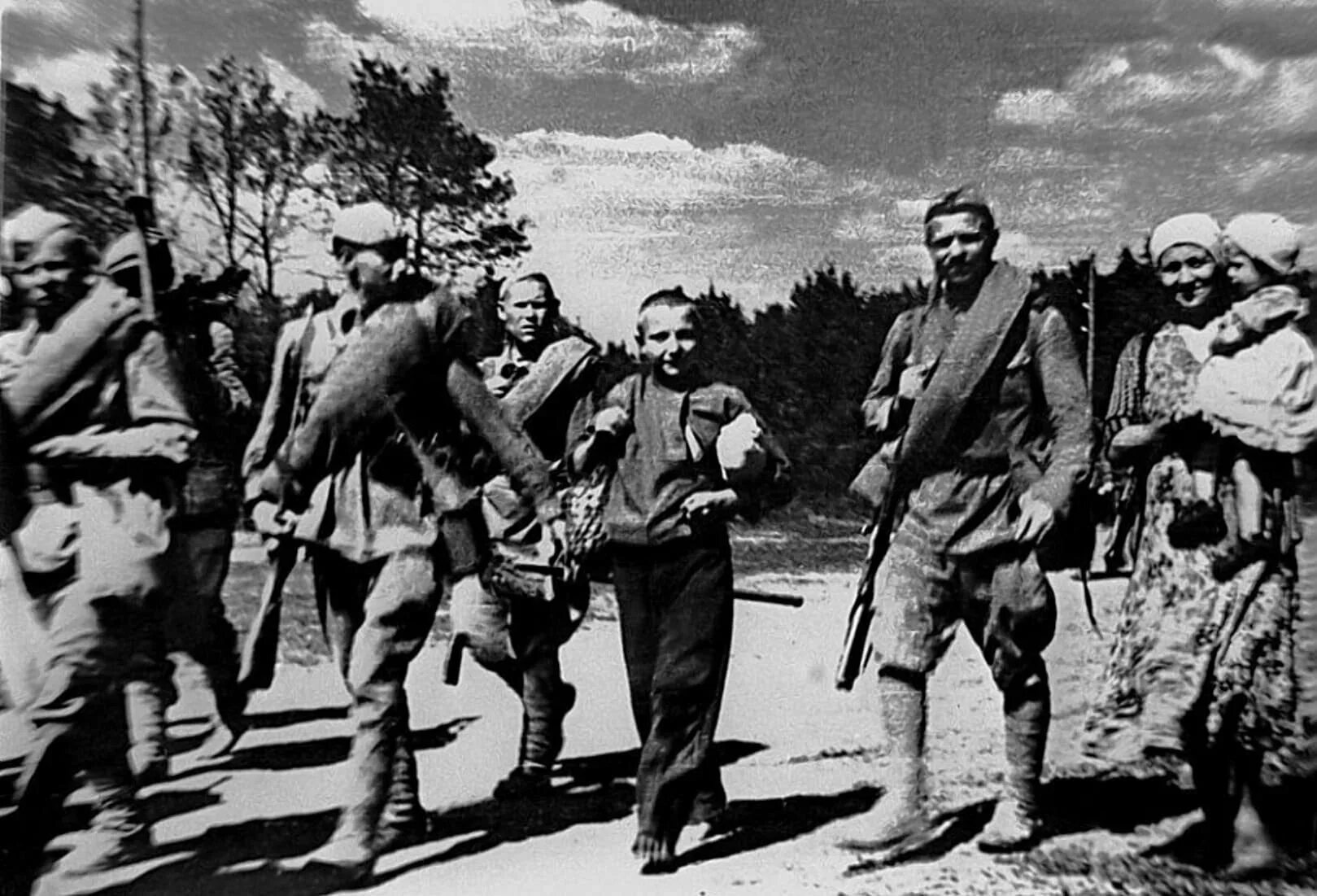 Летом 1941. Отступление красной армии 1941. отступление красной армии на украине 1941. отступление советских войск лето 1941 1945. июнь 1941 ркка.