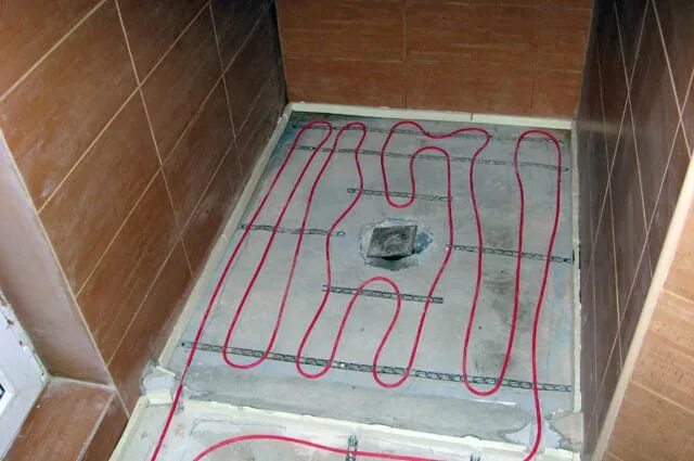 Водяной теплый пол в душевой. Теплый пол в душевой кабине. Электрический пол в душевой. Электрический теплый пол в душевую. Электрический теплый пол в бане.