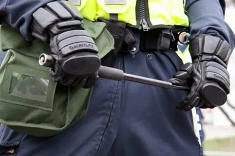 Сотрудники полиции применяют спецсредства