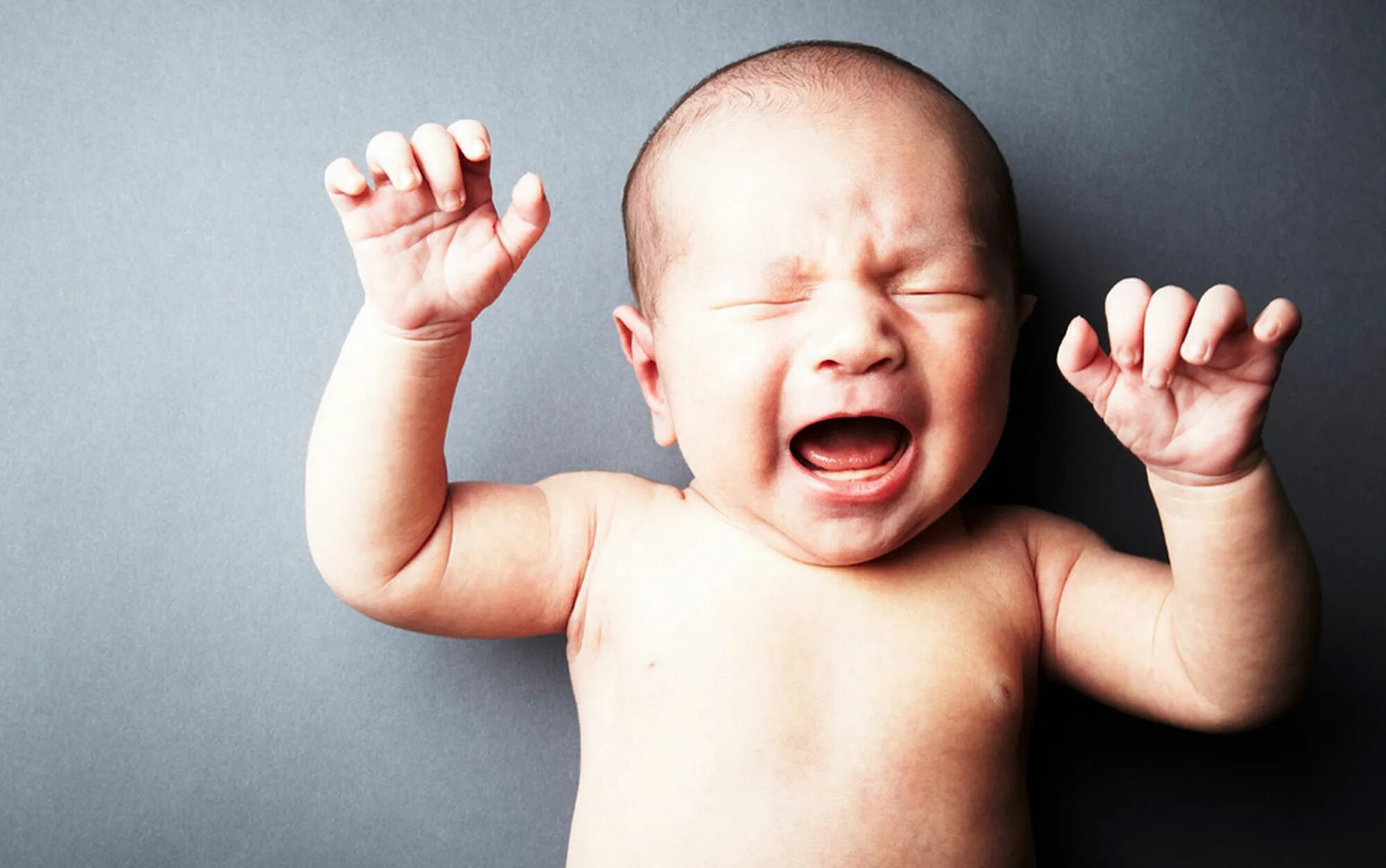 Ребенок плачет когда выходишь. Младенец кричит. Крик на ребенка. Кричащий младенец. Плач ребенка.