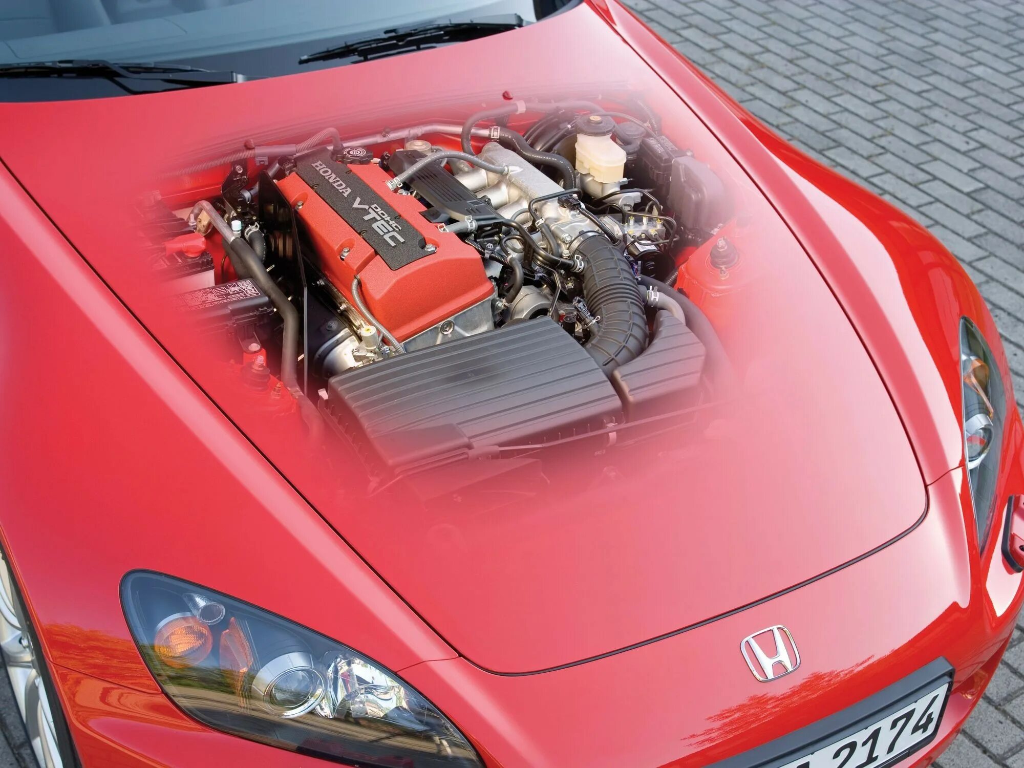 Зачем автомобилю двигатель. Honda s2000 мотор. Honda s2000 подкапотка. Хонда с 2000 двигатель. Honda s2000 под капотом.