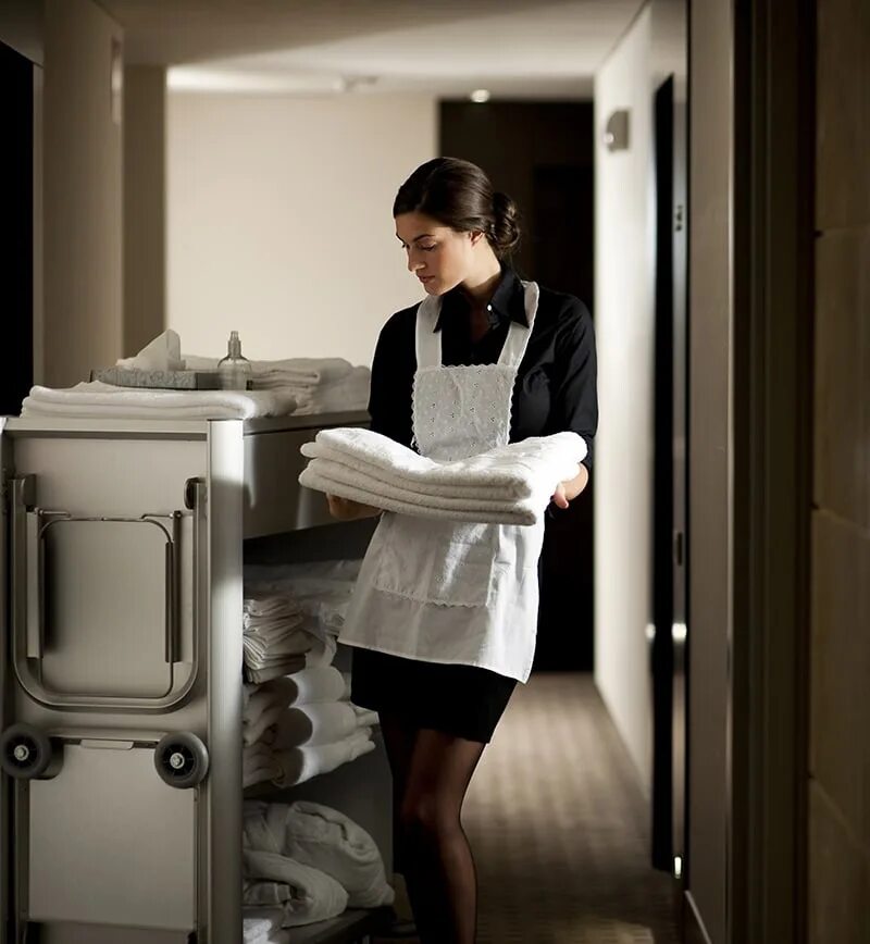 Горничные в гостинице. Горничная в отель. Горничная в отеле. Уборочные работы гостиницы. Уборка номера в отеле.