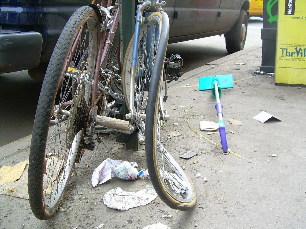 Broken bike. Поломанный велосипед. Разбитые велосипеды. Сломанный велосипед. Погнутый велосипед.