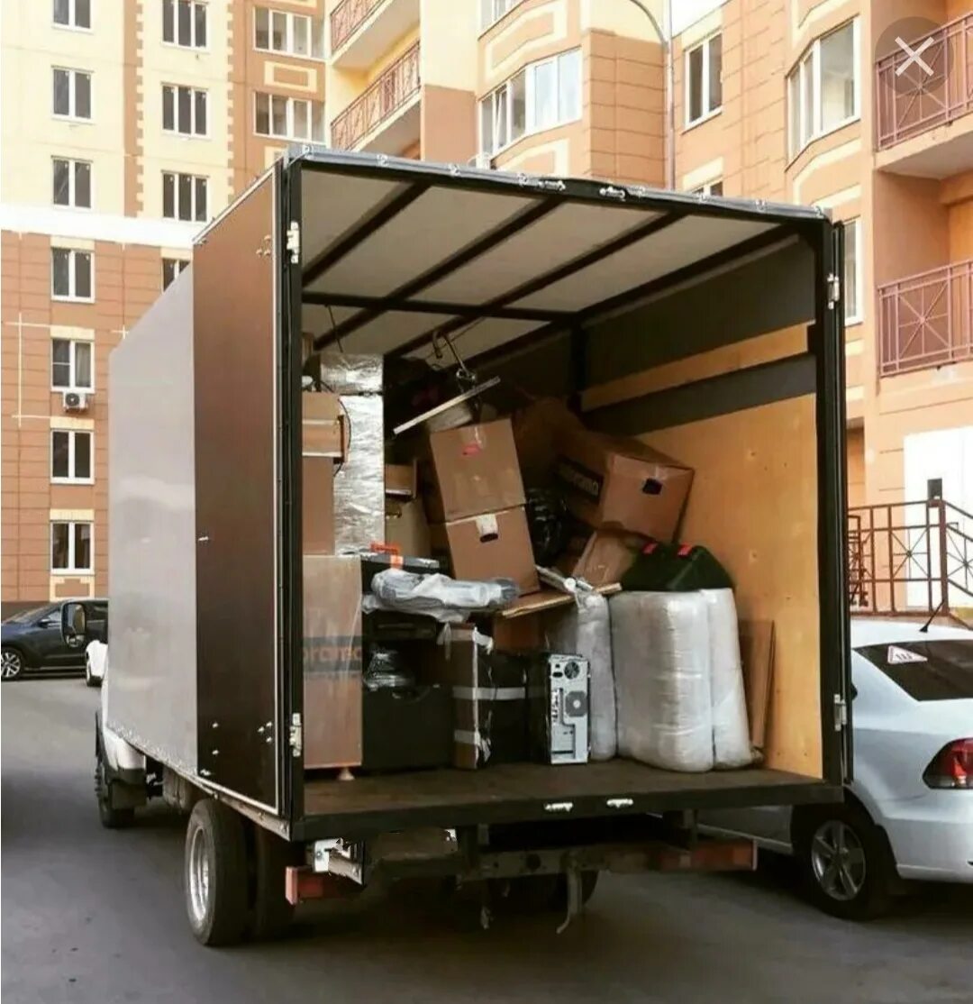 Фургон для перевозки вещей. Грузовик с вещами. Грузовик для перевозки вещей. Газель фермер. Погрузка газели.