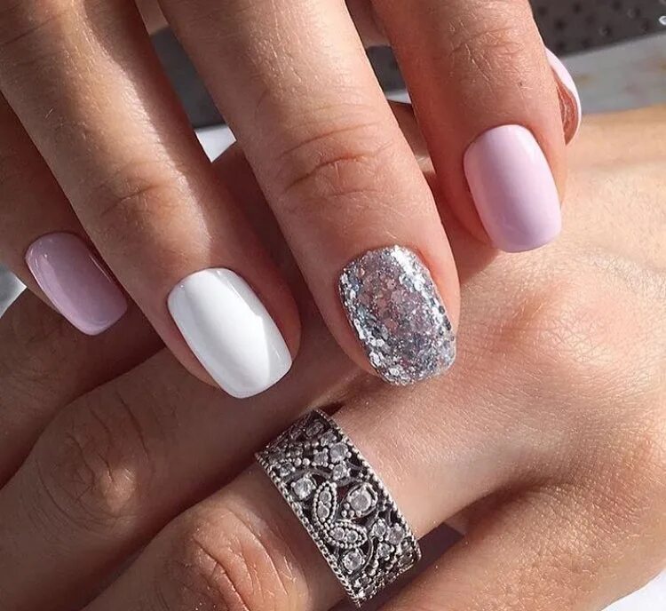 маникюр розовый с серебряным. ногти розовые с серебром. маникюр розовый с серебром. розово серебристый маникюр. розовый маникюр с серебристыми блестками.