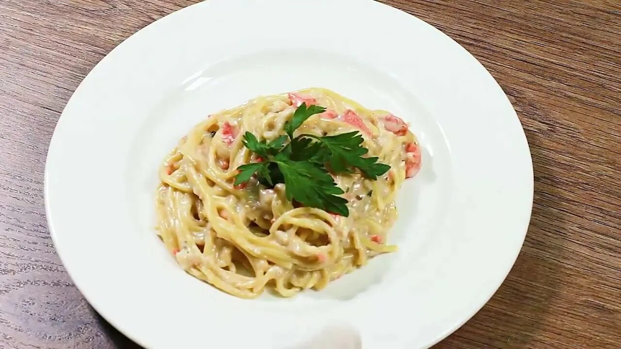 Паста с тунцом в сливочном соусе. Паста с копченой рыбой. Паста лингвини карбонара. Паста с тунцом консервированным. Спагетти с минтаем.