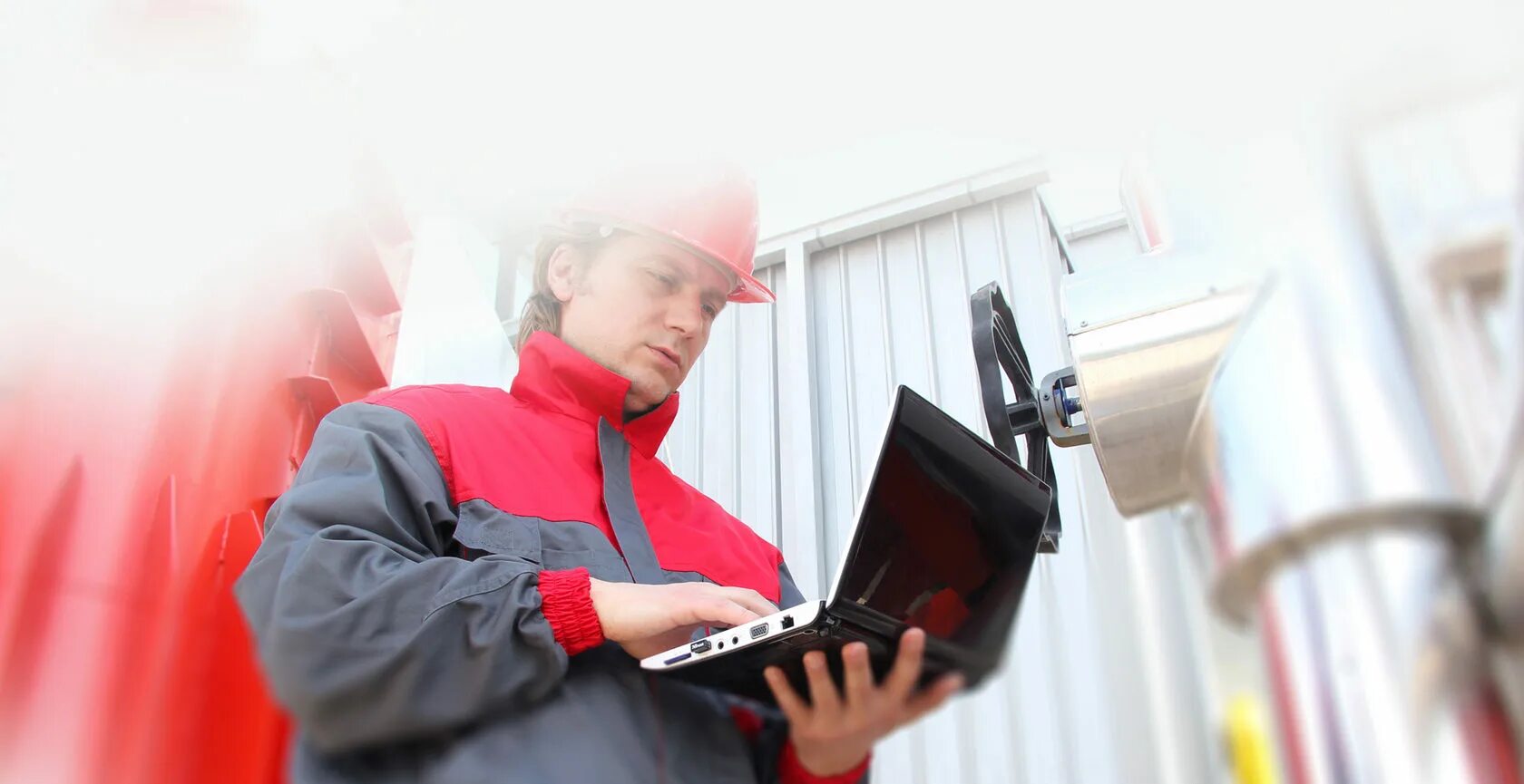 Fire safety specialist. Эксплуатация зданий и сооружений. Система пожарной безопасности. Работа специалист по пожарной. "специалист по противопожарной профилактике" проф переподготовка.