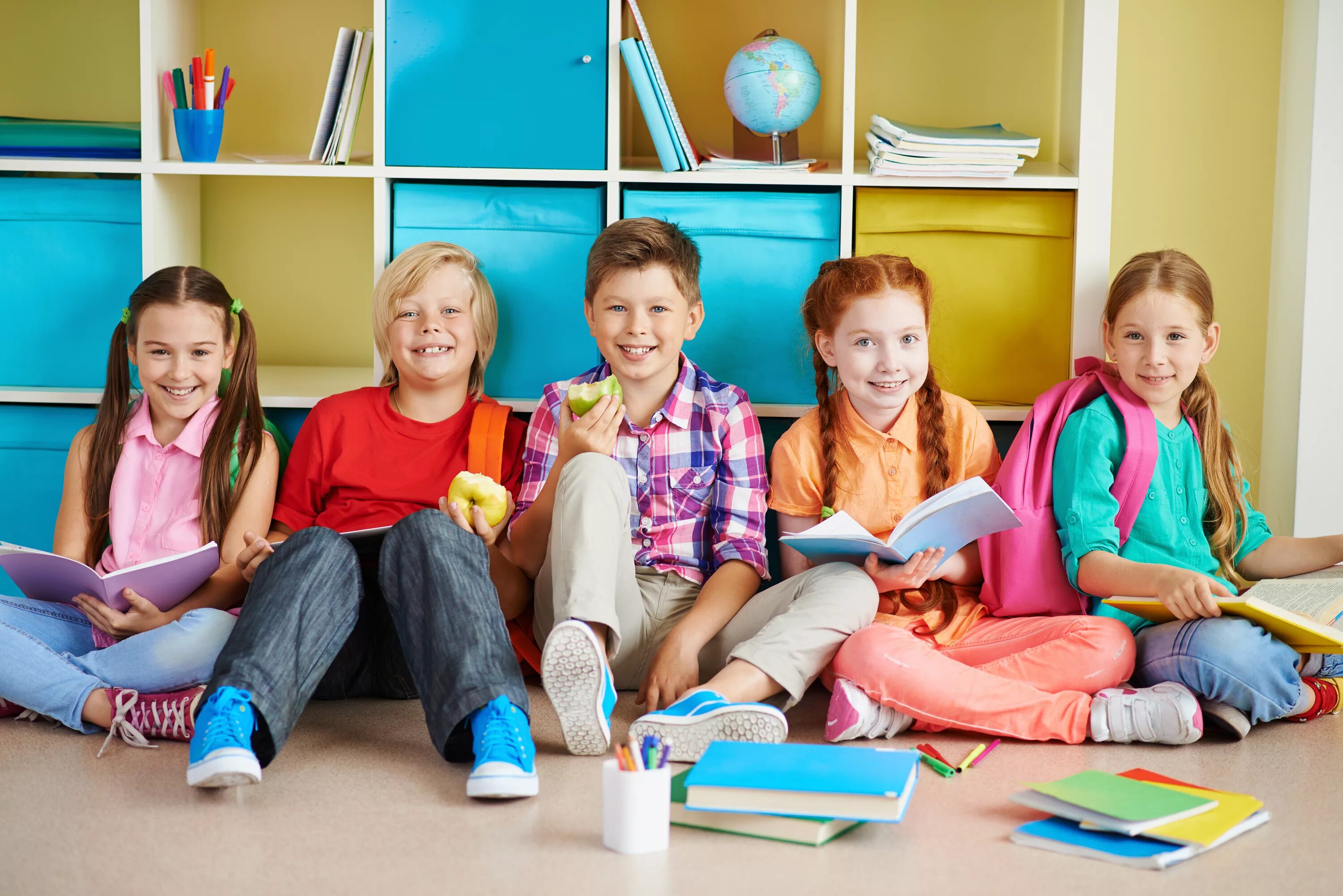 Little school children. Дети школьного возраста. Продленка для детей. Младшие школьники. Дети в классе.