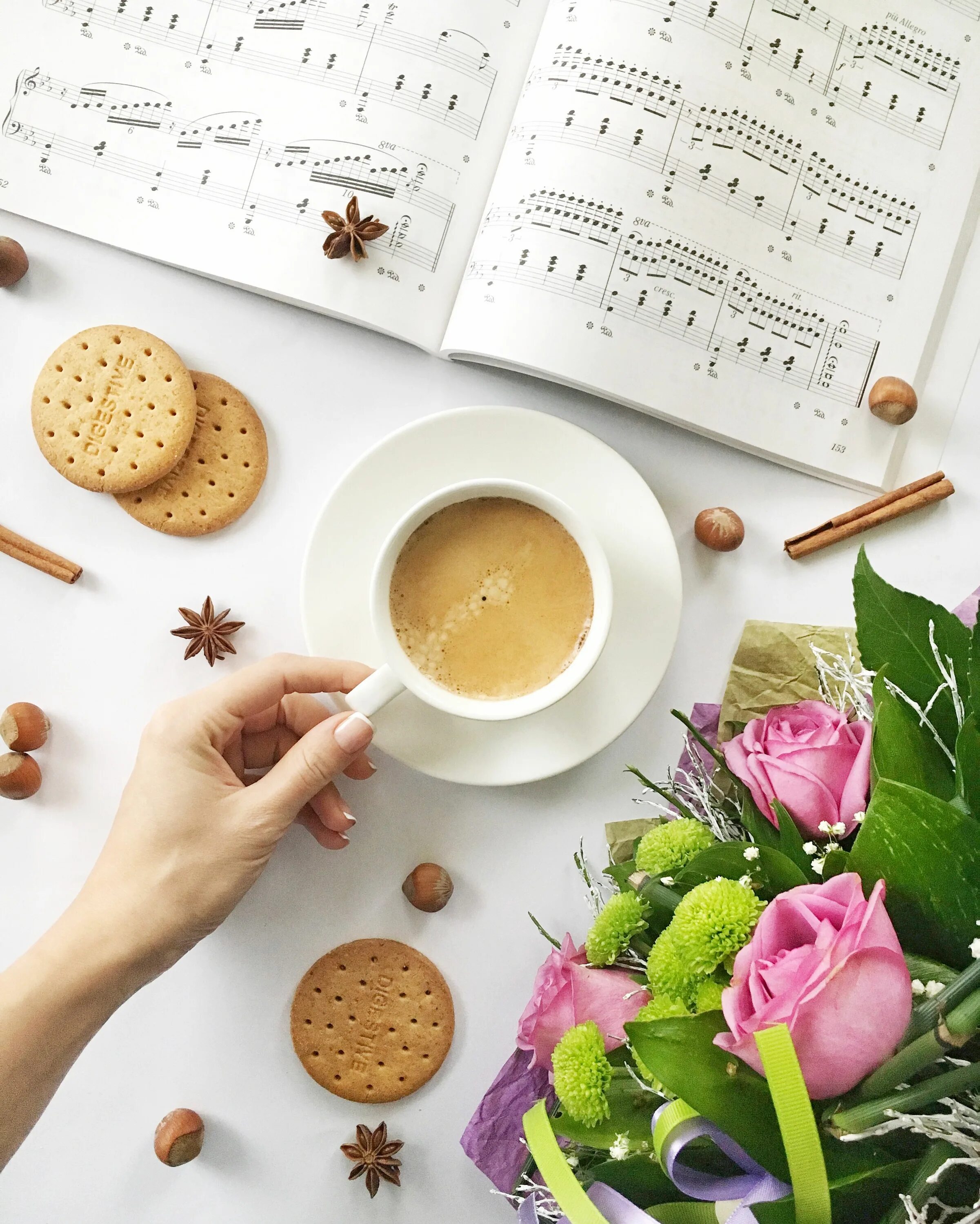 Кофе и цветы. Чашка кофе красивая композиция. Музыкальное утро. Чашка кофе музыкальная. Веселые песни на утро