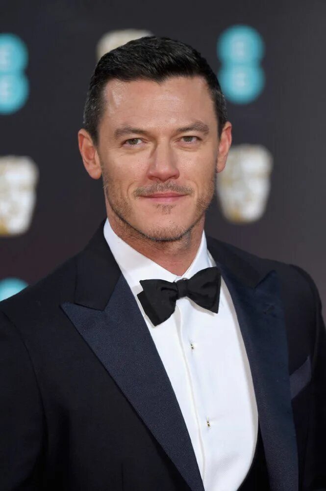 Luke evans. Люк Эванс. Люк Эванс фото. Люк Эванс Luke Evans. Люк Эванс 2021.