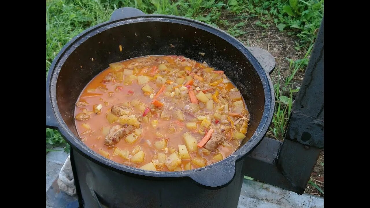 Рагу в казане. Овощное рагу в казане. Рагу из овощей с мясом в казане. Овощное рагу с мясом и картошкой в казане. Овощи в казане без мяса