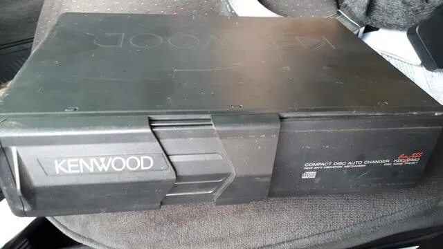 Сд чейнджер от 211. Универсальный cd чейнджер. Audi q7 cd changer. Автомобильный сд чейнджер. Сд чейнджер бмв gt.