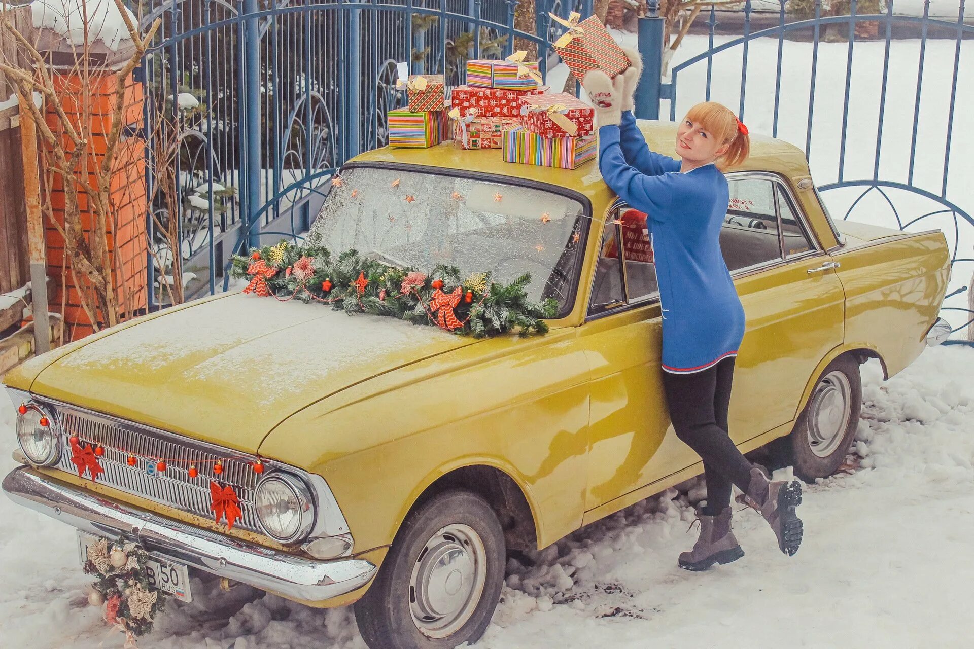 Ремонт советских машин. Советский автомобиль красками с молодым человеком.