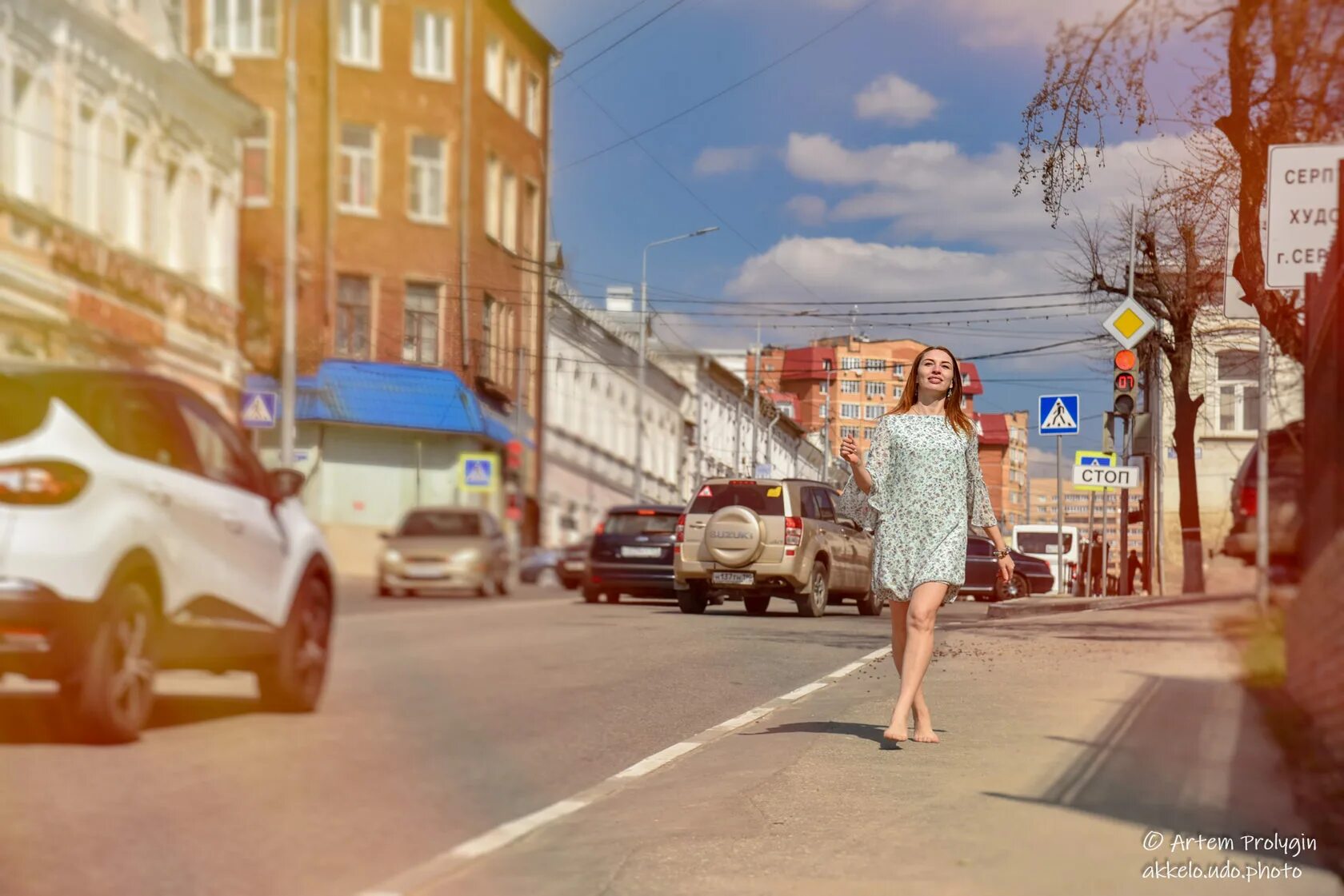 Сегодня шагаешь босиком по улице. Девушка босиком по городу. девушка идёт по городу босиком. девушка шагает по улице. девушка по улице шагает босиком.
