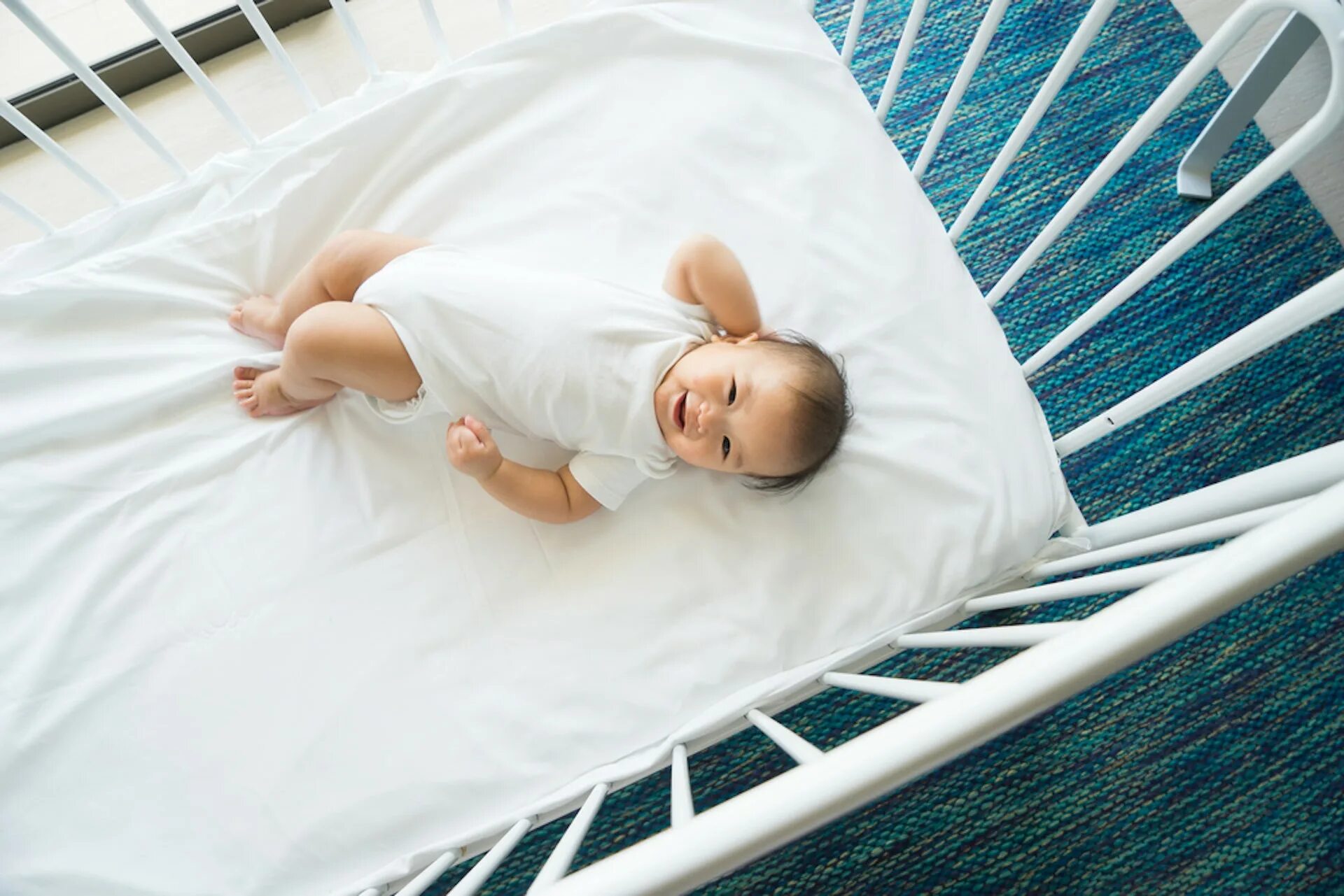 Sleep для новорожденных. Кроватка для новорожденного. Малыш в кроватке. Матрас для новорожденных. Матрас на кровать для младенца.
