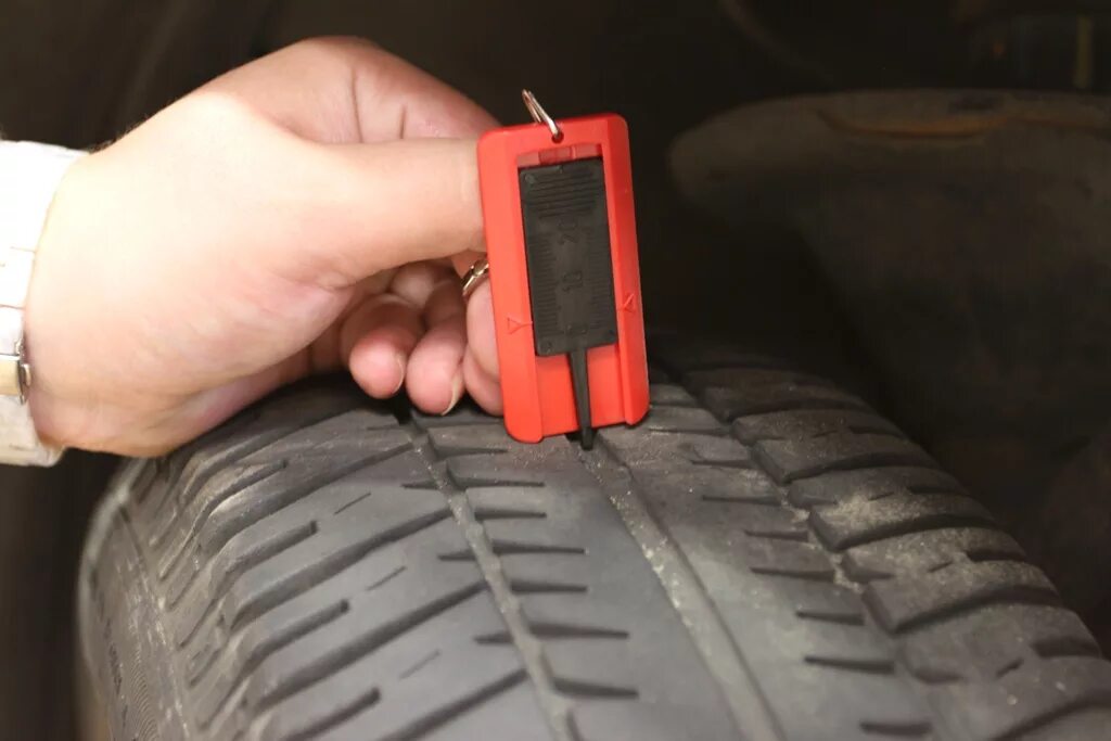 прибор для измерения глубины протектора шин tdg 16. глубина протектора m 1,6mm. остаточная глубина протектора пдд. почему при техосмотре автомобиля измеряют глубину протектора. измеритель глубины протектора michelin.