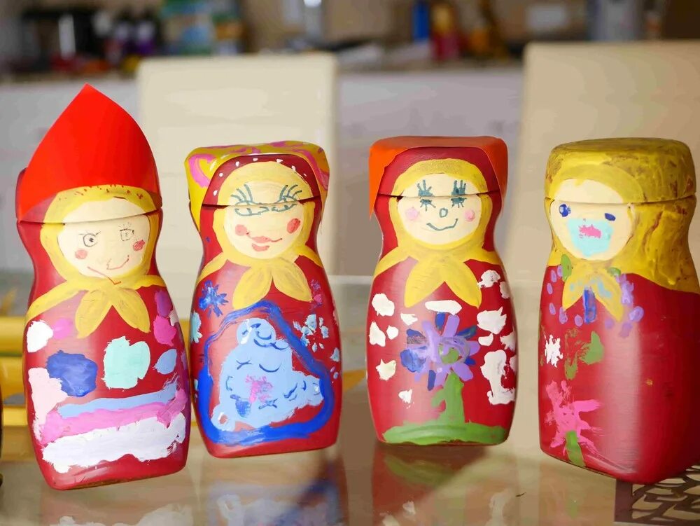 Текст песни русские матрешечки. Матрешка в русском костюме. Русские матрёшки песня текст. В лавке на прилавке матрешечки стоят. Никель дк восход".