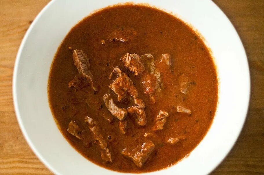 Подлива из говядины с мукой. Гуляш. подлива. гуляш в тарелке. гуляш с соусом.