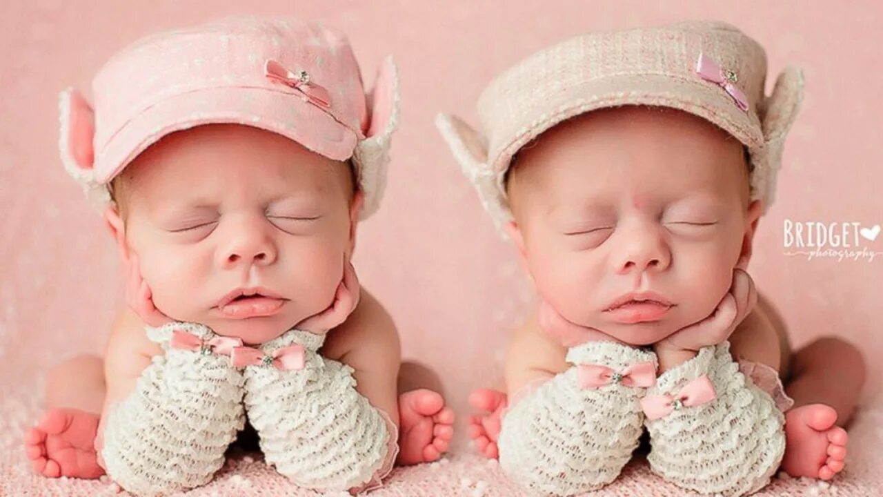 С рождением близняшек. Однополые близнецы. Новорожденные близнецы. Кати двойняшки. С рождением близняшек.